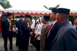 Hari Amal Bakti Ke-74, Wali Kota Parepare  Serahkan Tanda Kehormatan kepada 31 ASN