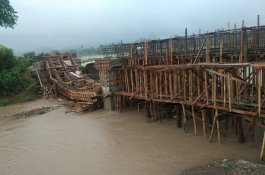 Anggarannya Hampir Rp2 M, Konstruksi Jembatan di Barru Malah Hanyut Diterjang Arus Sungai