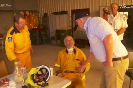 Petugas Pemadam Kebakaran Menolak Jabat Tangan PM Australia