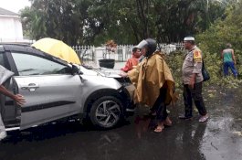 Mobilnya Tertimpa Pohon di Depan Rujab Gubernur Sulsel, Sopir Perempuan Ini Selamat Tanpa Cedera
