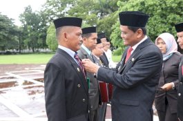 Hari Amal Bakti, Bupati Barru Serahkan Satyalancana Karya Satya Lencana