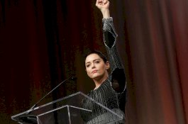 Artis AS Minta Maaf Atas Kematian Jenderal Iran, Warganet: Ah, Dia Lagi Sakau