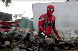 Bukan Panjat Gedung, Spiderman di Parepare Turun ke Selokan Bersihkan Sampah