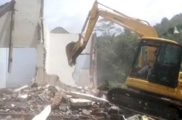 Rumah Tangga Kandas, Rumah Ikut Dibongkar, Hasil Bongkaran Dibagi Dua