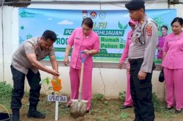 Dukung Program Peduli Penghijauan, Polres Sinjai Tanam Pohon