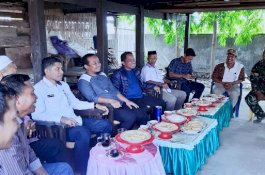 Tinjau Irigasi Topa di Jeneponto, Wagub Sulsel Dijamu di Kolong Rumah Warga