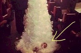Pengantin Wanita Ikat Bayinya di Gaunnya dan Menyeretnya ke Altar