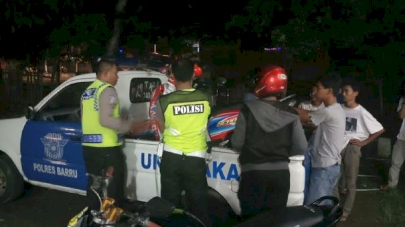 Polisi mengamankan motor pelaku balapan liar.