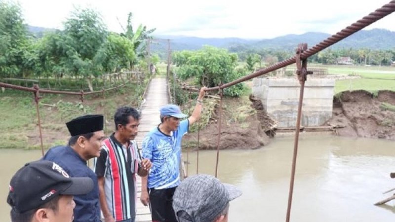 Bupati Barru, Suardi Saleh (songkok hitam), saat meninjau jembatan penghubung di Padangloang-Pallae, Minggu (5/1/2019).