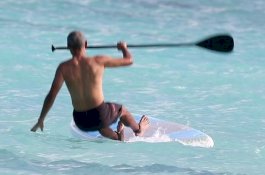 Tak Komentari Kematian Jenderal Qassem Soleimani, Obama yang Telanjang Dada Jatuh ke Laut di Hawaii