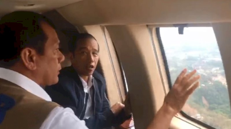 Presiden Joko Widodo berbincang dengan Kepala BNPB Doni Monardo di atas helikopter, Minggu (5/1/2020).