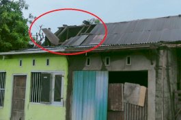 Warga Jeneponto Ini Sedang Cuci Piring saat Atap Rumahnya Diterbangkan Angin