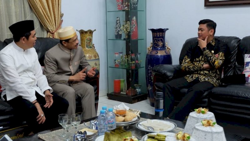 Bupati Gowa, Adnan Purichta Ichsan (kanan) berbincang dengan Imam Shamsi Ali, Sabtu (4/1/2020).