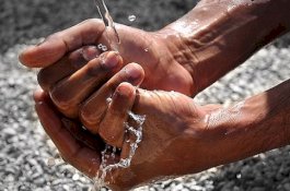 Bersuci dengan Air Banjir, Bolehkah?