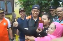 Pakai Baju 'Relawan 212', Warga Kampung Makassar Teriak Anies Gubernur Rasa Presiden