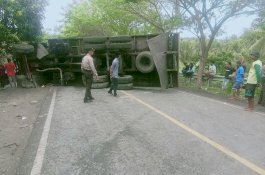 Sopir Telat Oper Gigi, Mobil Kontainer Mundur 100 Meter lalu Terbalik di Jeneponto