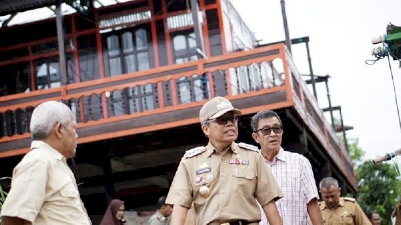 Wali Kota Parepare, Taufan Pawe, saat memantau rumah warga yang terdampak angin kencang, Senin (6/1/2019).