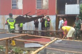 Kodim 1405/Mlts Bantu Perbaiki Rumah Warga Korban Angin Kencang di Barru