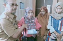 Kepala BKPSDM Jeneponto Serahkan Langsung Kartu Ujian Seleksi CPNS