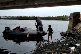 Tak Ada Jolloro, Polairud Sinjai Seberangkan Pelajar dengan Speedboat C3 di Sungai Tangka