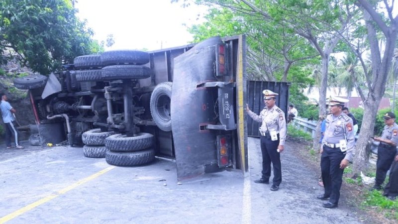 Truk kontainer terguling di Kampung Bungun Camba, Desa Tarowang, Kecamatan Tarowang, Kabupaten Jeneponto.