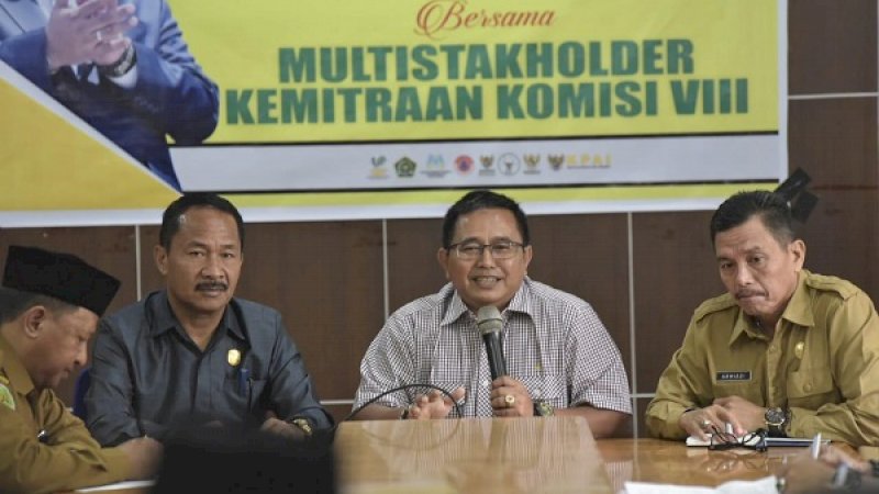 Anggota DPR RI, Muhammad Fauzi (kedua dari kanan), saat melakukan reses di Lutra.