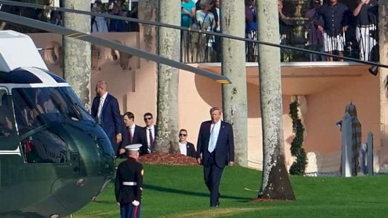Presiden Donald Trump melangkah menuju helikopter di Mar-a-Lago, Florida, AS.