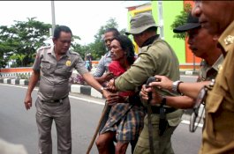 Pria Gangguan Jiwa Mengamuk Bawa Parang di Parepare, Nyaris Tebas Satpol PP