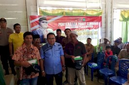 Anggota DPR RI Muhammad Fauzi Bagi Ratusan Paket Sembako ke Warga