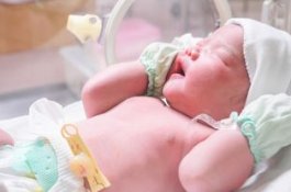 Orang Tuanya Tak Bisa Bayar Biaya Persalinan, Dokter Sandera Bayinya sebagai Jaminan