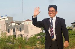 Percaya Diri Tantang Petahana, Guru Besar Uncen Perkenalkan Pasangannya di Pilkada Selayar