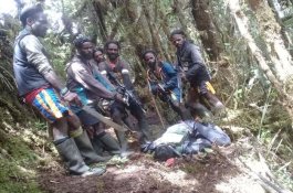 OPM Pamer Barang Milik Anggota Brimob di Hutan, Ternyata Orangnya Masih Hidup