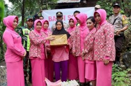 Baksos Bhayangkari Polres Barru: Bagi-Bagi Sembako ke Kaum Duafa