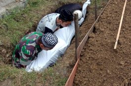 Dekat dengan Masyarakat, Babinsa 1405 Mallusetasi Ikut Makamkan Warga Binaannya