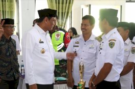 Pujananting Deklarasikan Setop BABS, Bupati Barru Serahkan Piala dan Piagam