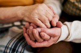 64 Tahun Tanpa Anak, Pasangan Lansia Ini Meninggal Sambil Bergandengan Tangan