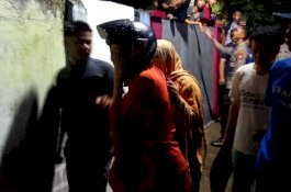 Rumah Terbakar di Kelapa 3, Perempuan Berjilbab Jingga Histeris