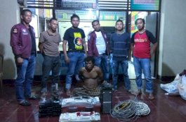 Masih Pakai Sarung, Polisi Amankan Pelaku Pencuri Barang Milik SMP 4 Kelara di Rumahnya
