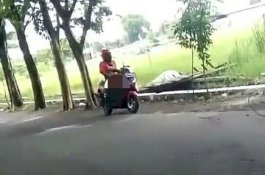 Muka Tertutup Helm, Pria Ini Kedapatan Onani di Atas Motor