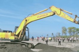 Pemkab Jeneponto Keruk Sungai Dangkal di Pabiringa