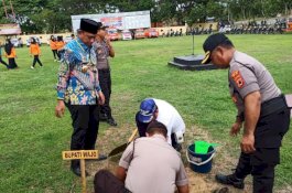 Dukung Program Penghijauan, Kapolres dan Bupati Wajo Tanam Pohon