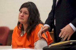 Anak Perempuan Bunuh Ibu dan Neneknya, Dipenjara 42 Tahun