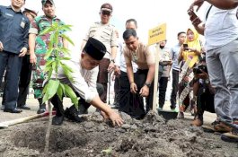Dukung Program Polri Peduli Penghijaun, Bupati Bantaeng Ikut Tanam Pohon