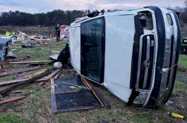 Dihantam Badai Tornado; Rumah Bergeser 60 Meter, Mobil Terseret ke Sungai