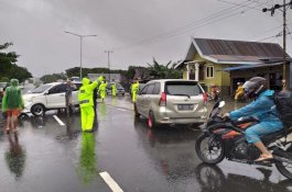 Banjir Meluap, Arus Kendaraan Poros Barru Macet