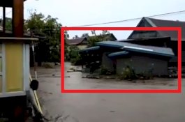 Video Rumah Hanyut Terbawa Banjir di Soppeng, Penghuni Loncat Lewat Pintu Belakang
