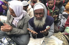 Ratusan Umat Muslim di Bangladesh Berdoa untuk Perdamaian Dunia