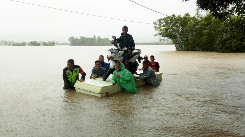 Babinsa Bantu Warga Korban Banjir Barru Evakuasi Motor
