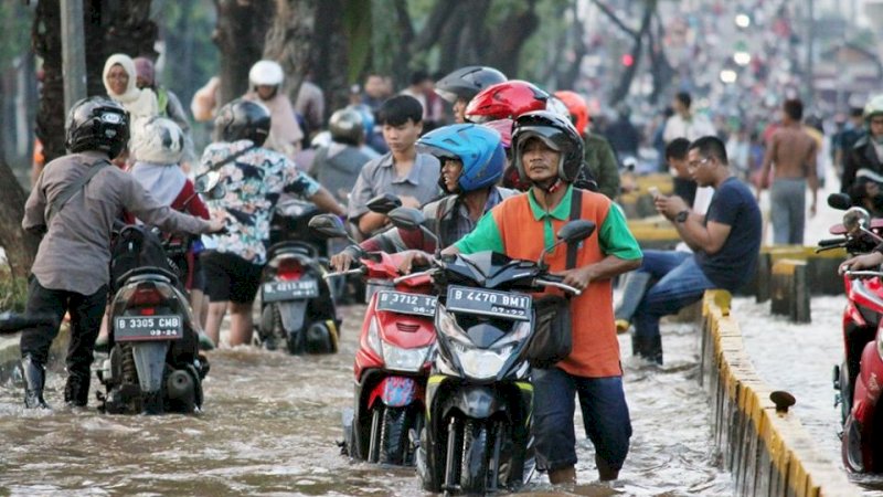 5 Cara Agar Motor Matik Tak Mogok Saat Menerjang Banjir