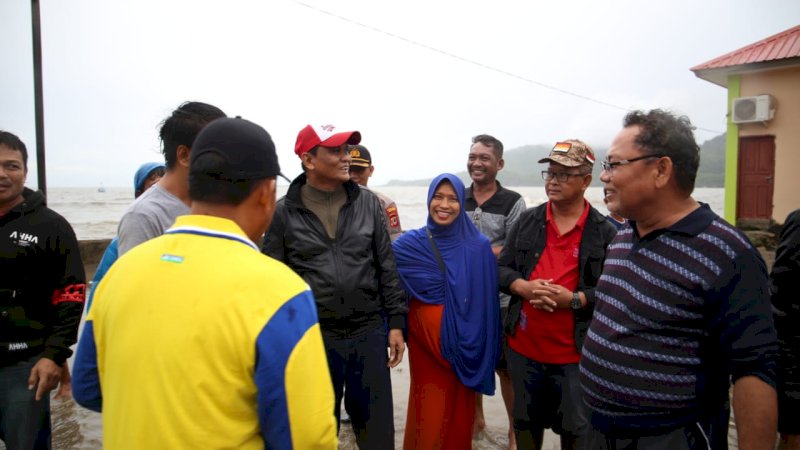 Pastikan Penanganan Korban Banjir, Bupati Barru Keliling Hingga Larut Malam